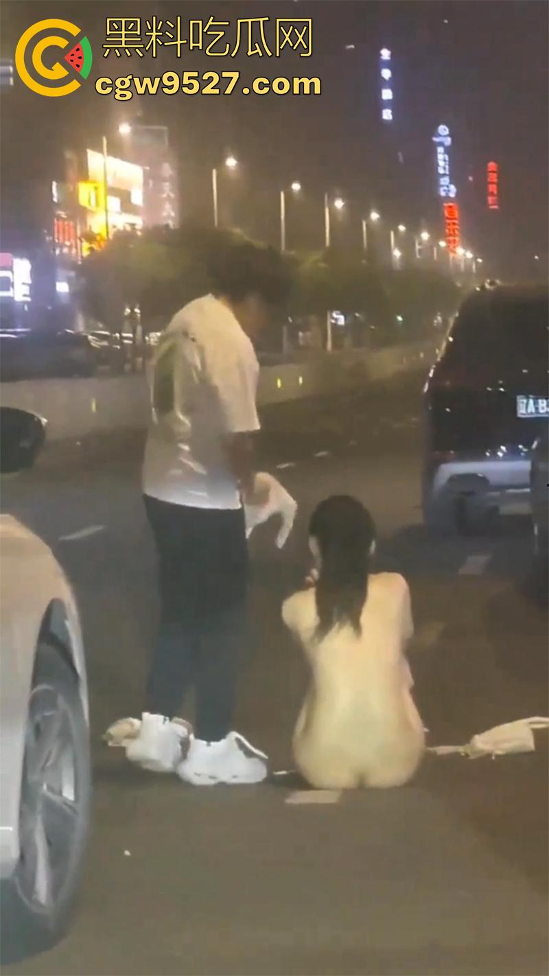 街头同性情侣骂战，小个矮T竟有个长腿女友，两人吵架当街脱衣，不得不说这身材真赞啊！-9