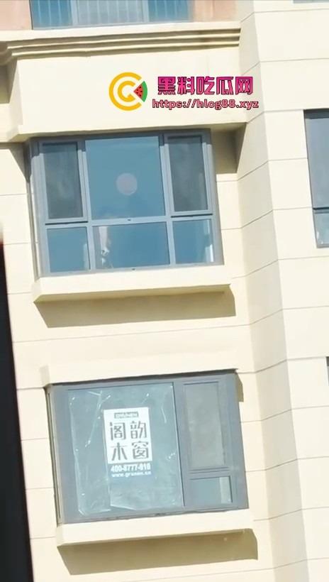 河北老铁偷拍邻居巨乳少妇全裸拖地，奶子甩得跟钟摆似的骚得邪乎，这贱货啥怪癖非要光腚擦地板？-8