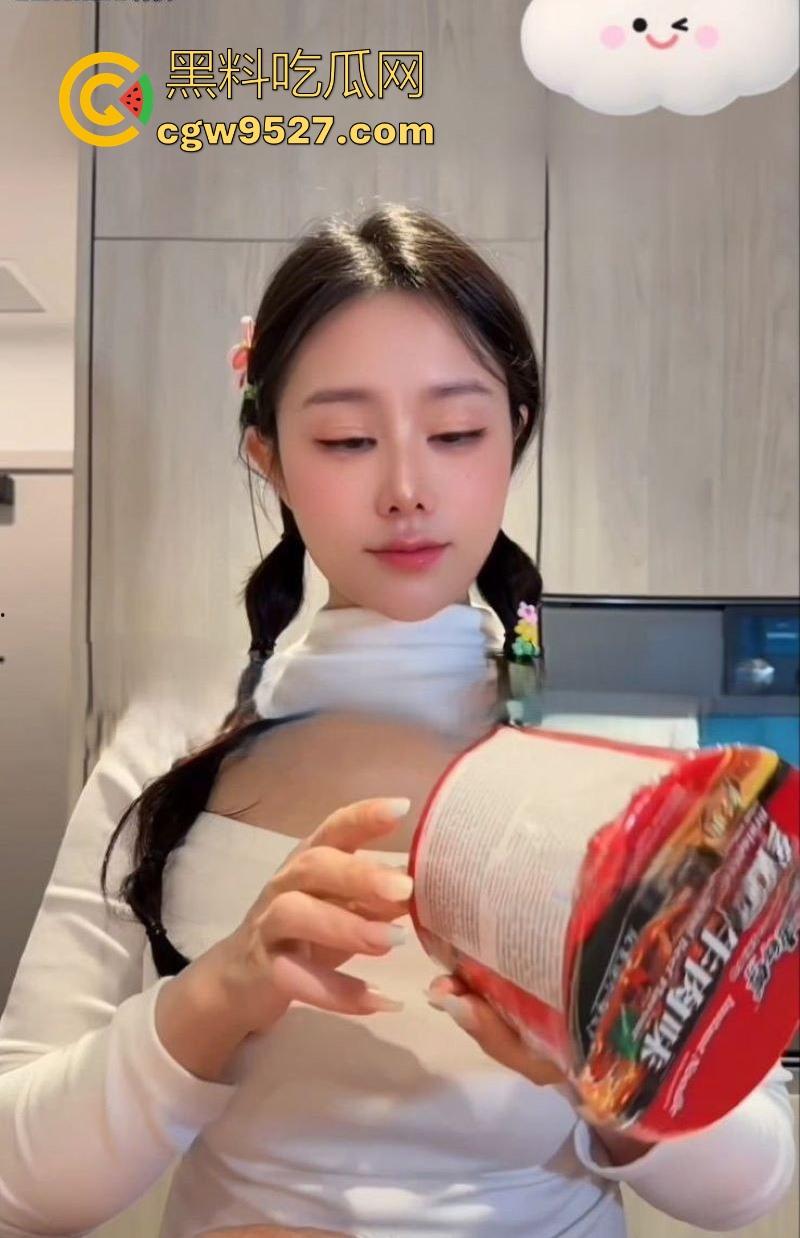 极品性感博主【汐梦瑶】化身吃播主播,品尝红烧牛肉鸡巴面,露脸口交吞精,调料包泡鸡吧超淫荡!-3