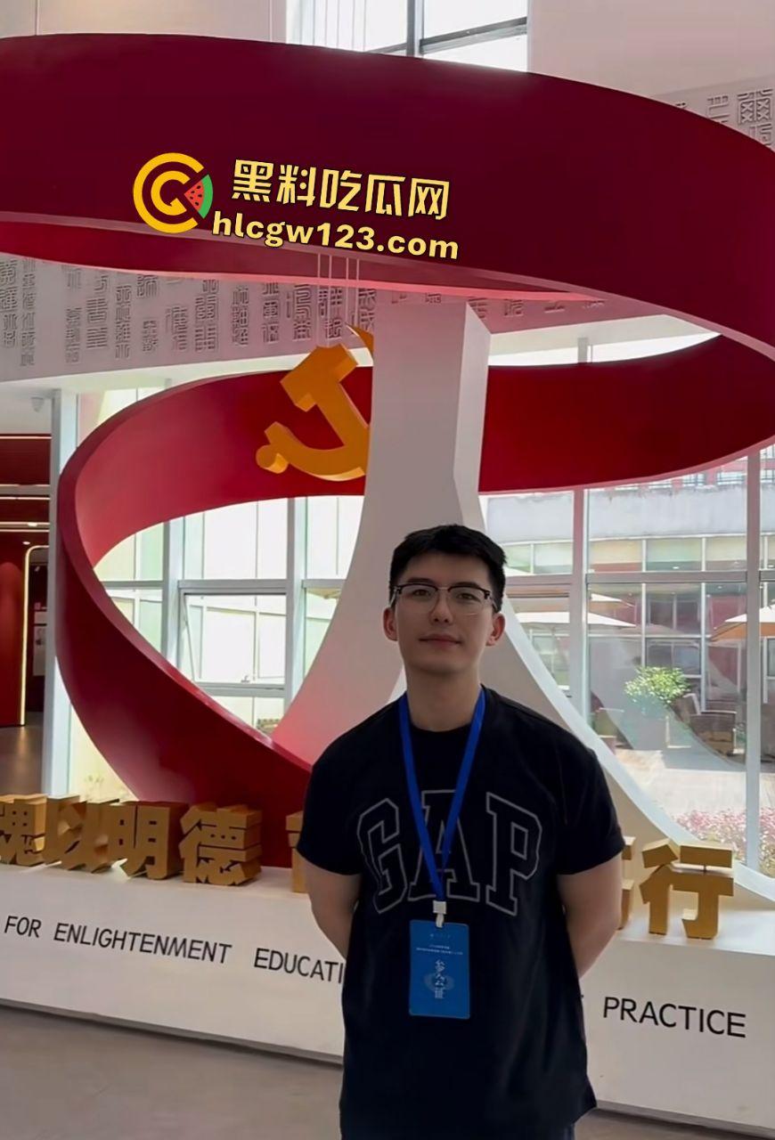 贵州大学辅导员【王晓】约炮BBW大肥猪，清爽外表藏不住色心的狂躁，要泄泄火呀！-1