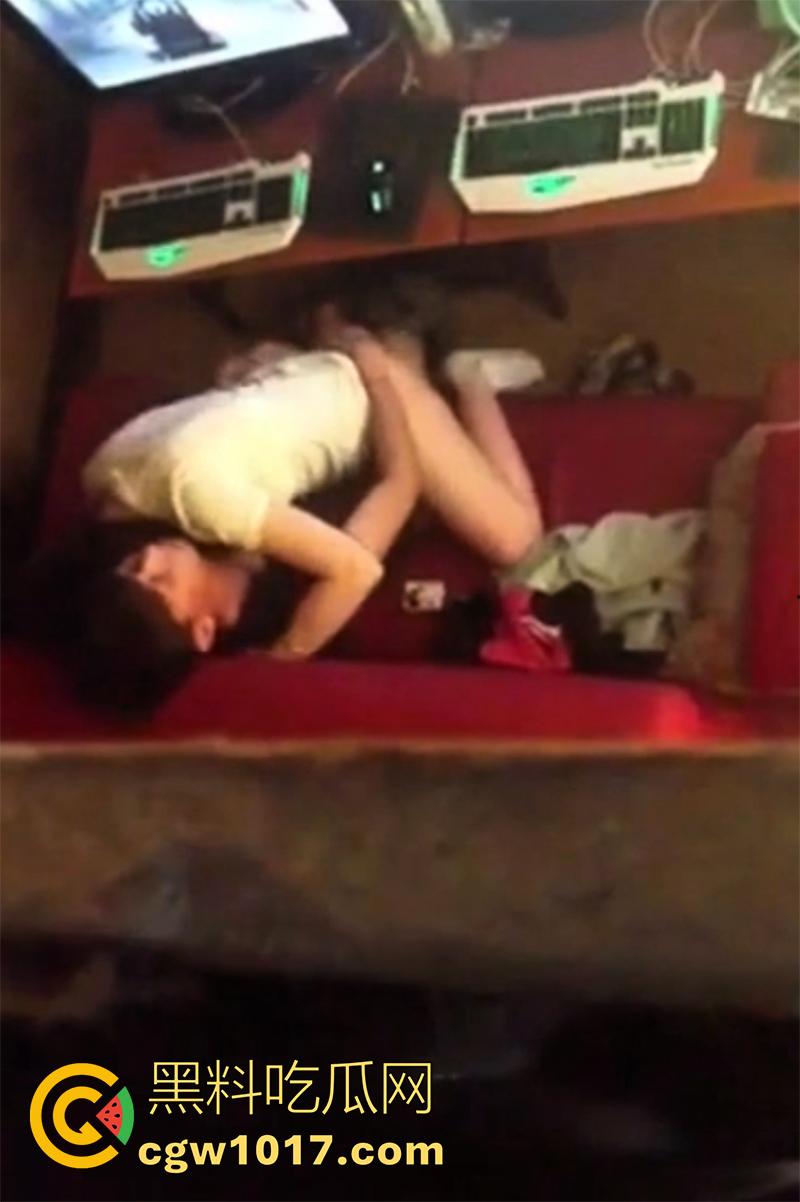 兄弟女友不客气!真实偷拍网吧偷情,男友有急事回家,结果刚走骚逼就吃上他兄弟的鸡巴,女上位疯狂抽插。-6