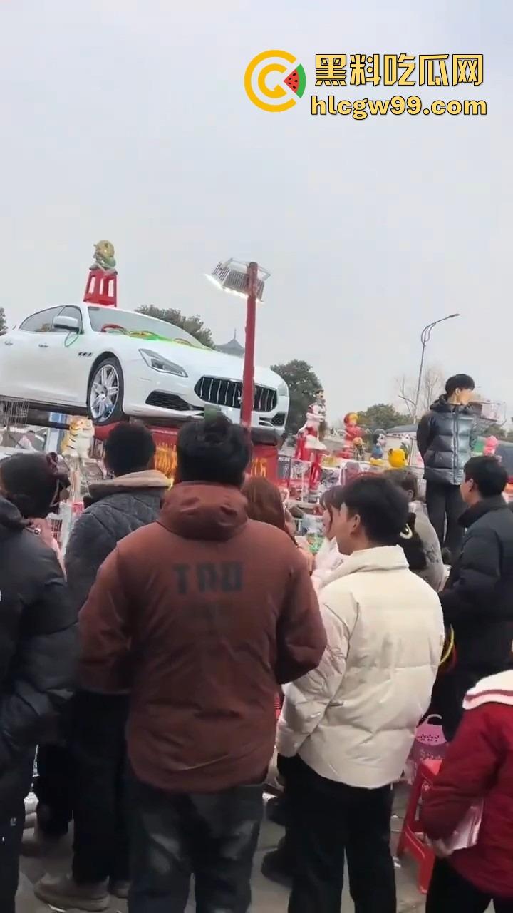 郑州集市惊现史上最壕套圈奖品，玛莎拉蒂总裁成最终Boss，小伙们疯抢 场面堪比海王争霸赛！-3