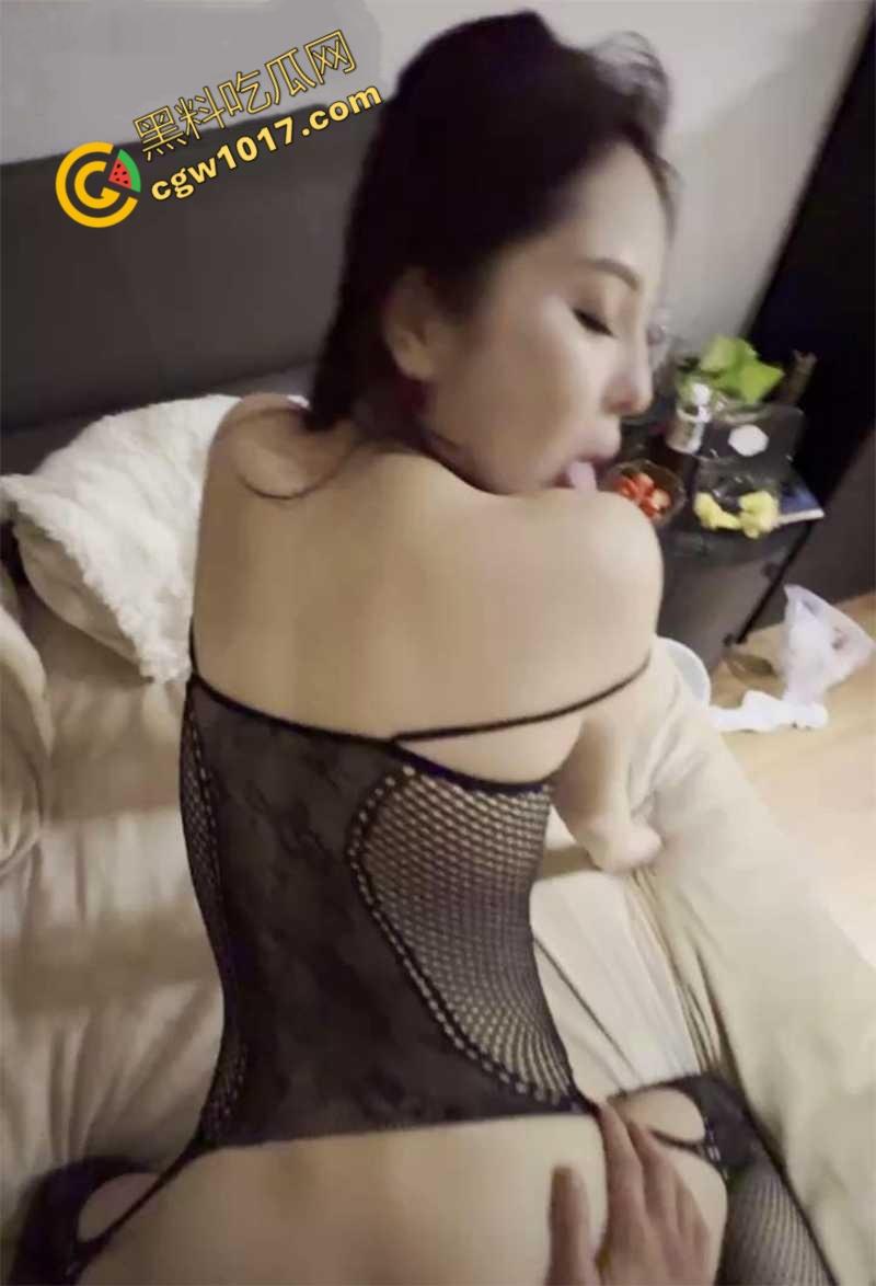 福州极品人妻【叶青霞】援交金主视频曝光：裸舞舔肛深喉，连续喷水，绿帽老公在家带娃，她却在床上浪性十足！-7