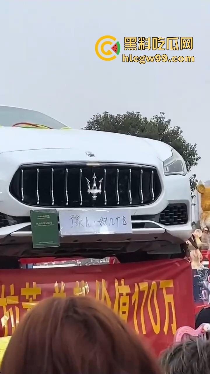 郑州集市惊现史上最壕套圈奖品，玛莎拉蒂总裁成最终Boss，小伙们疯抢 场面堪比海王争霸赛！-8