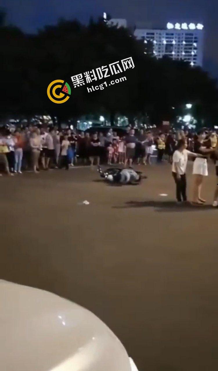 广西钦州 大型抓奸现场实拍 男子带小三出来玩 被妻子和丈母娘逮住 引来一排接一排的吃瓜群众-1