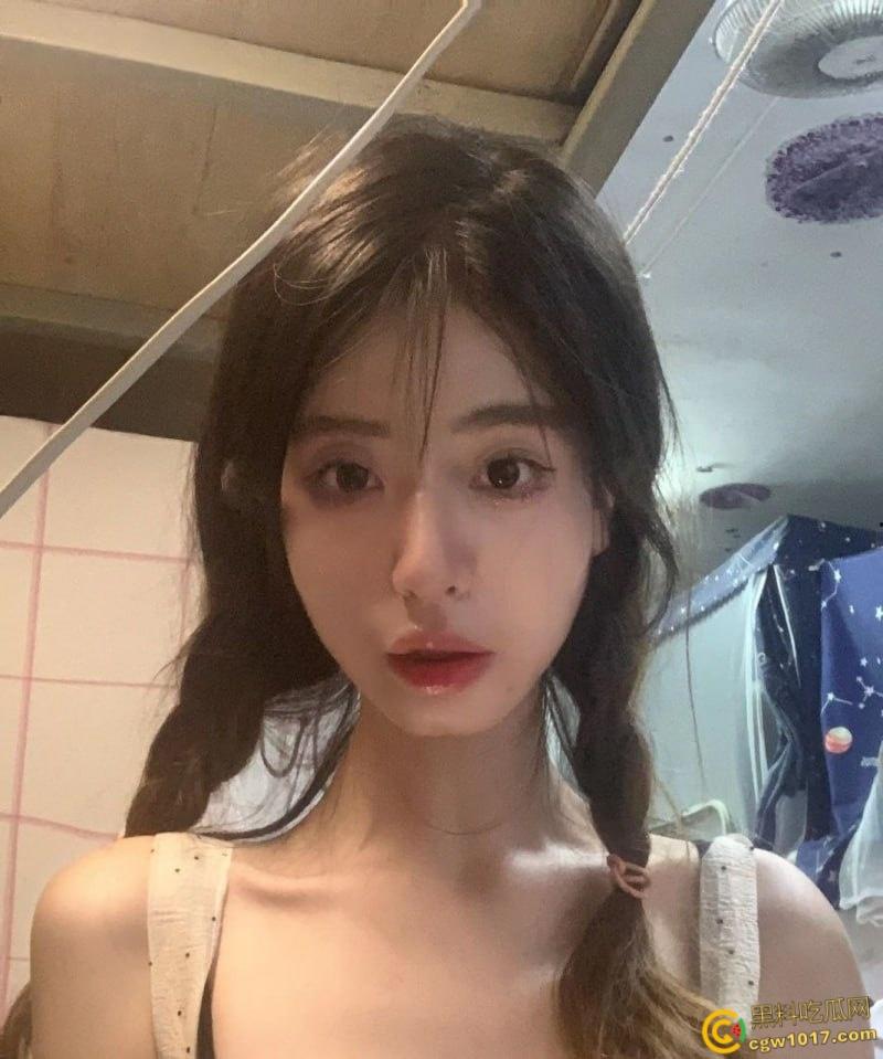 福建师范大学校花【李晓梅】她翘起雪白肥臀，白丝玉足玩弄男友大屌，粉嫩小穴被后入狂操呻吟不断！-3