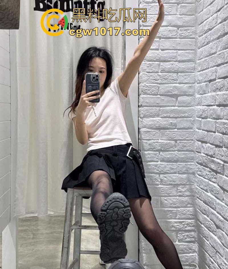 软件约炮拜金女S，网上到处聊骚寻找男奴，线下约出到酒店各种玩弄后反被爆操，足交，舔脚，踩阳具等玩法一应俱全！-3