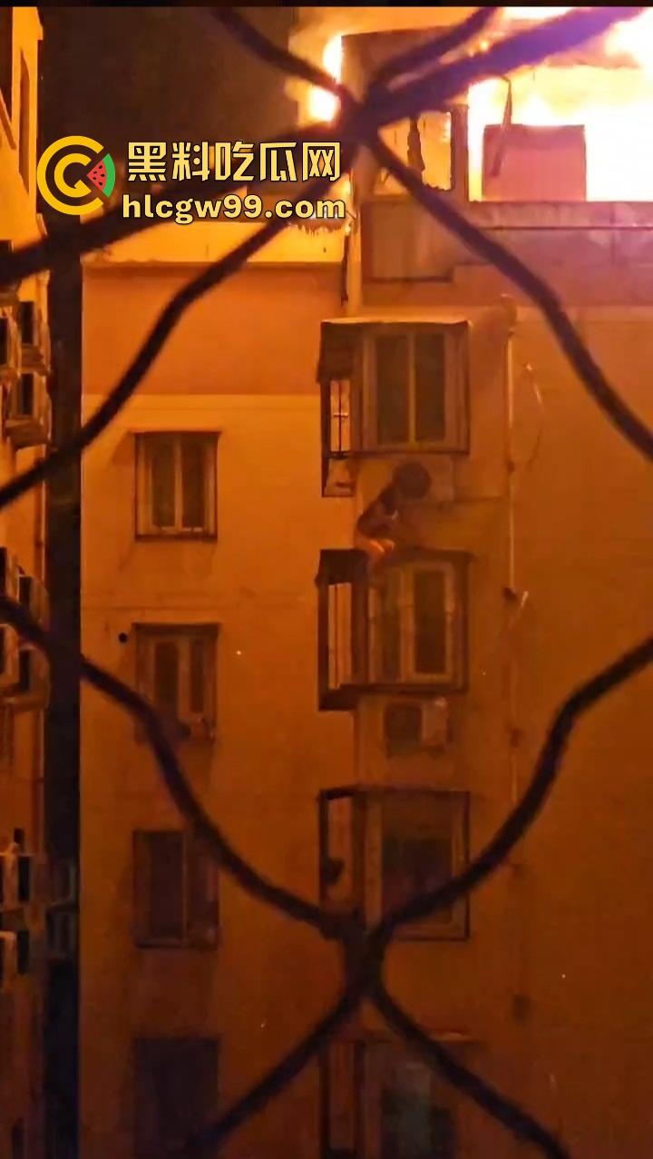 厦门小区楼顶火烧屁股，裸女6楼栏杆上被困哭成傻逼，物业还在睡大觉！-3