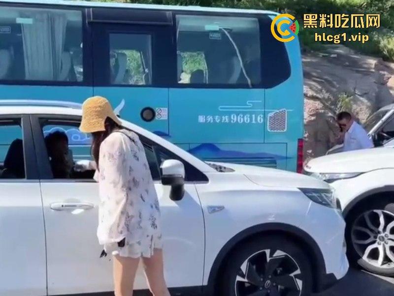 “逆行怎么了?打你怎么了?”小仙女逆行插队还打人!-6