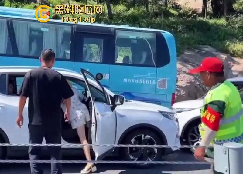 “逆行怎么了?打你怎么了?”小仙女逆行插队还打人!-8