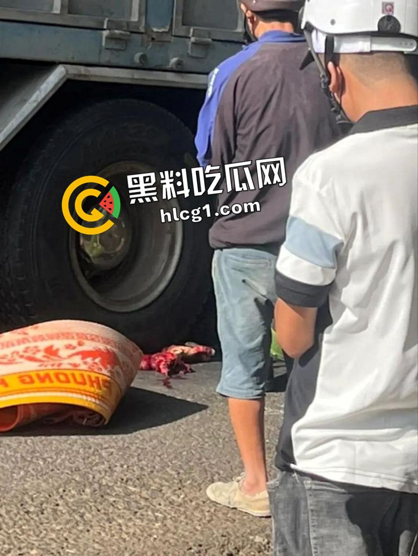 血腥慎入！越南男子钻车底自杀 下半身碾成肉酱 现场画面流出-2