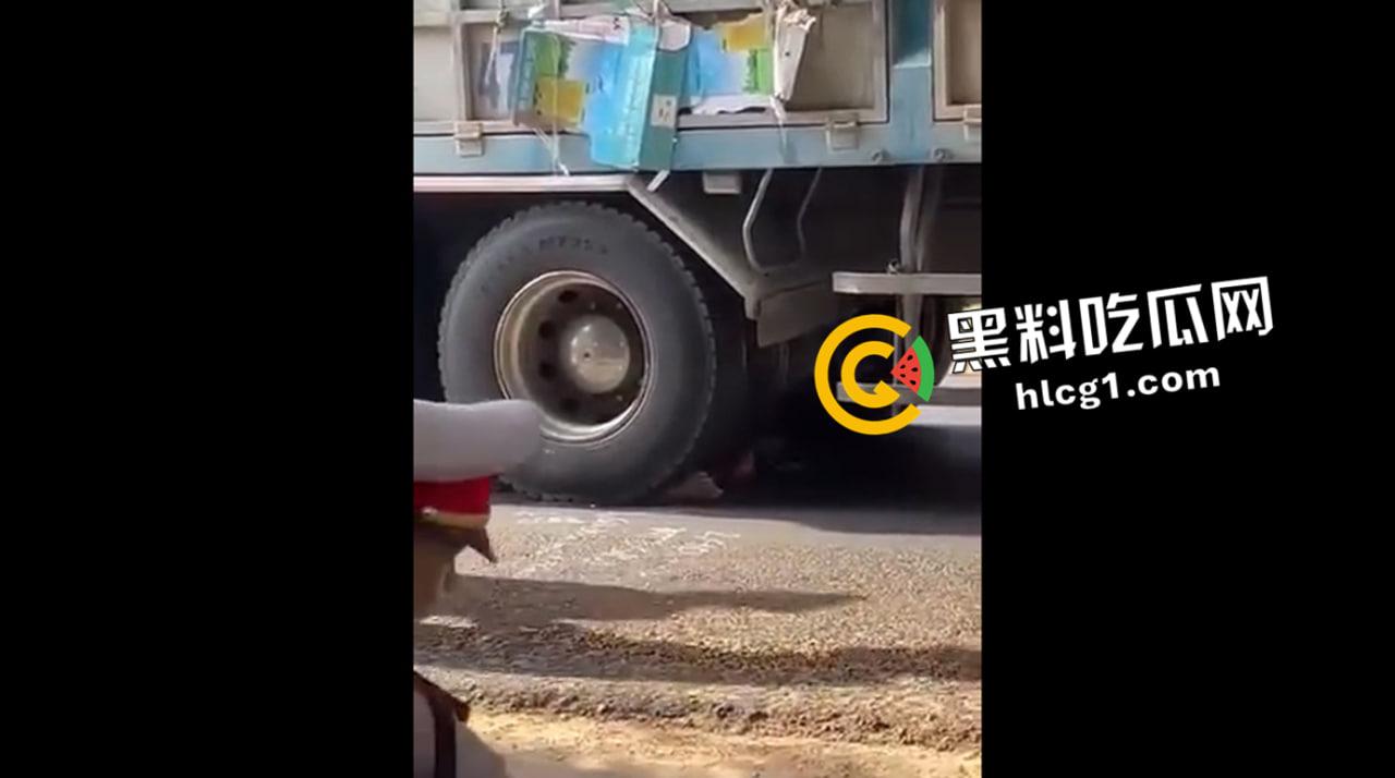 血腥慎入！越南男子钻车底自杀 下半身碾成肉酱 现场画面流出-4