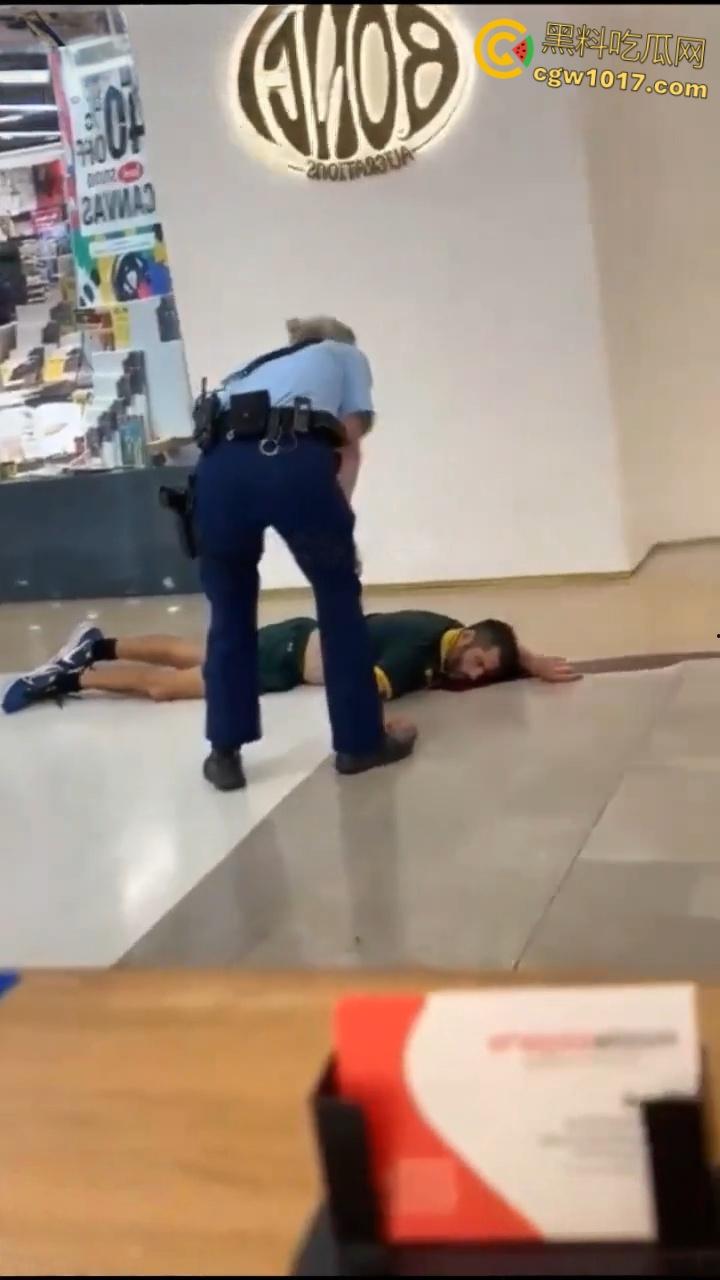 澳大利亚悉尼购物广场,发生无差别持刀砍人事件,网传现场30多人被刺,商场都是尸体多人死亡 !-8