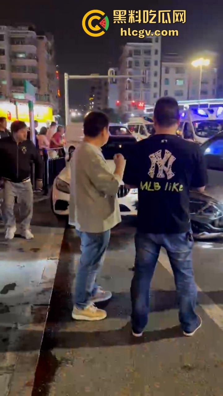 广东汕头一男子车速过快 与迎面三车连环相撞 现场豪车一堆 估计要赔死了-7
