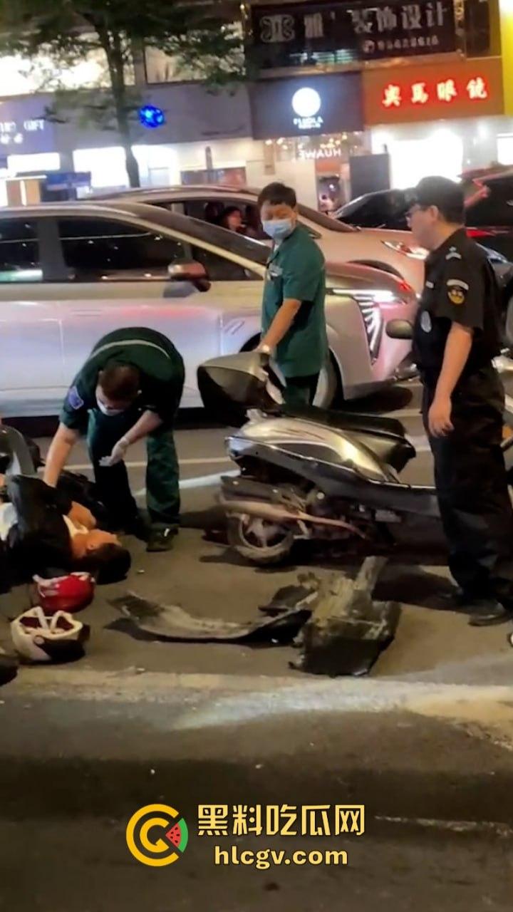 广东汕头一男子车速过快 与迎面三车连环相撞 现场豪车一堆 估计要赔死了-8