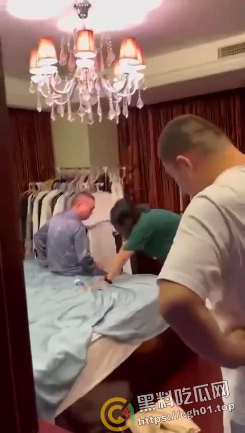 春晚都没你精彩!老男人出轨侄媳妇被捉奸在床 警察来了都哭笑不得 全程对白比小品都好笑-3