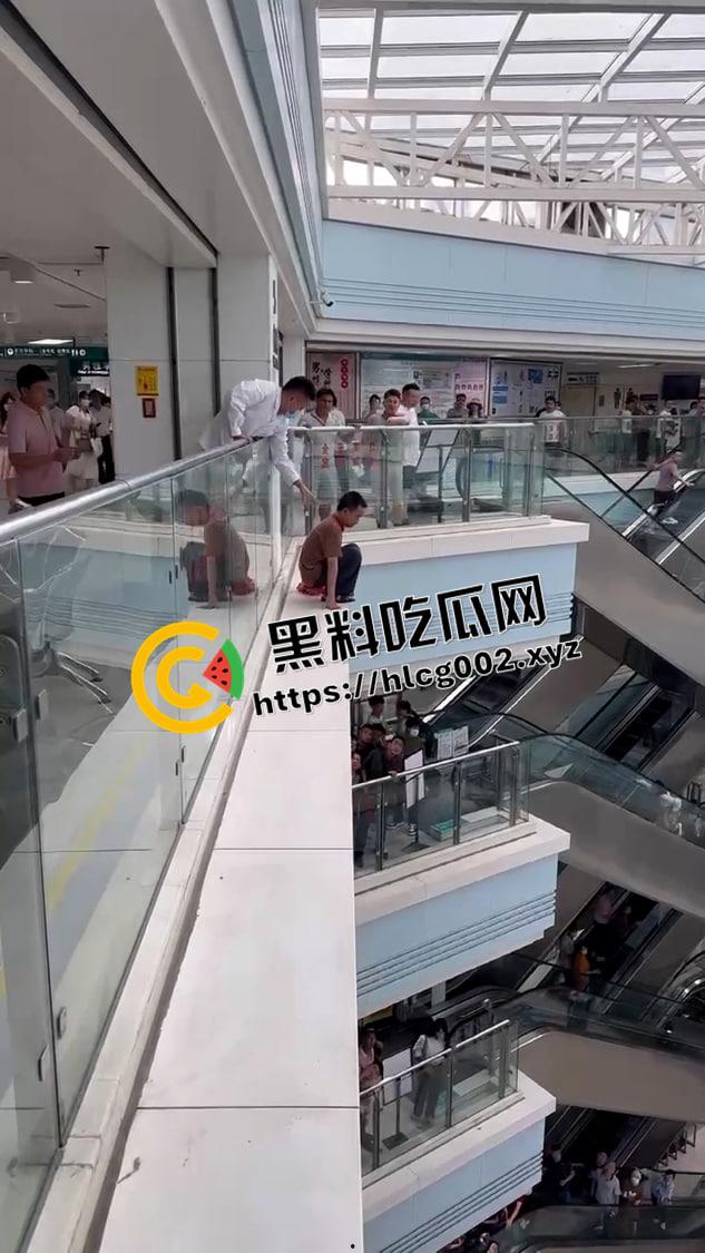 广西一附院 大叔绝望跳楼自杀 这是要多绝望啊  前排视角视频流出-1