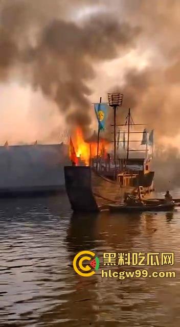 假戏成真,开封清明上河园表演节目《东京保卫战》炮位偏移引起大火,网友直呼票值了-3