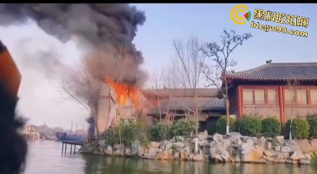 假戏成真,开封清明上河园表演节目《东京保卫战》炮位偏移引起大火,网友直呼票值了-5