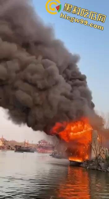 假戏成真,开封清明上河园表演节目《东京保卫战》炮位偏移引起大火,网友直呼票值了-6