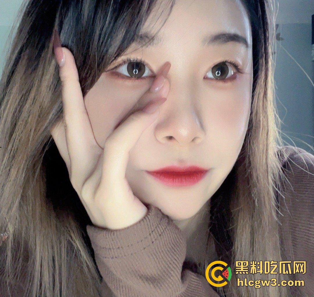 电器店骚货导购前女友，工作制服跪地口交吞得干净，厕所啪啪浪叫听得人腿软，分手后只能靠回忆撸到崩溃！-1