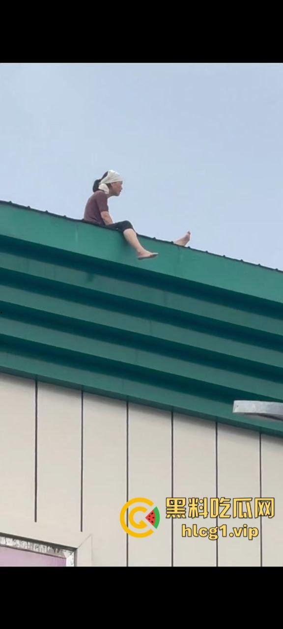 美女有什么烦恼呢!安徽亳州谯城区人民路盖盛祥 一美女想不开跳楼!-1