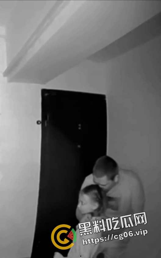 俄罗斯男子猥亵邻居女孩被监控拍下 第二天就被正义人士抓住打死-1