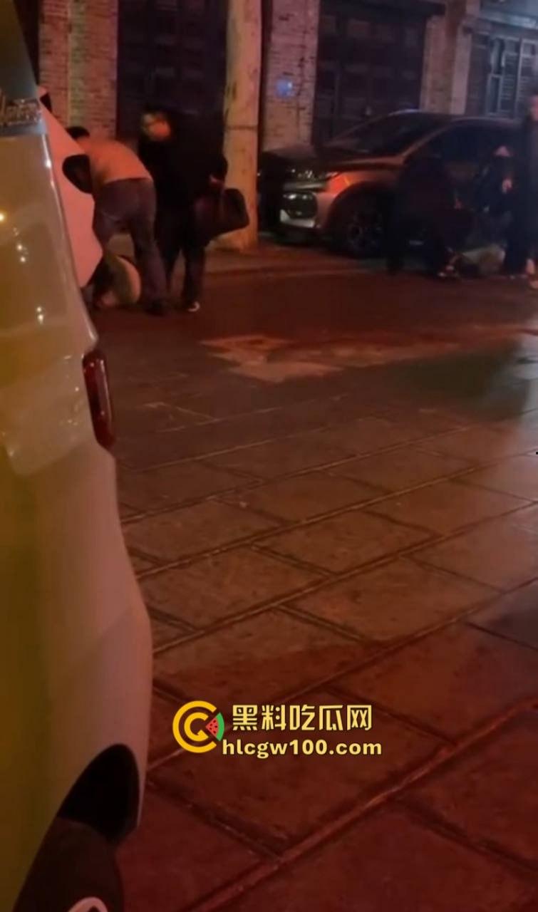 开年大戏！山东泰安原配街头手撕插足小三  渣男为护淫妇将原配按在地上猛扇耳光 现场视频炸裂爆光-4