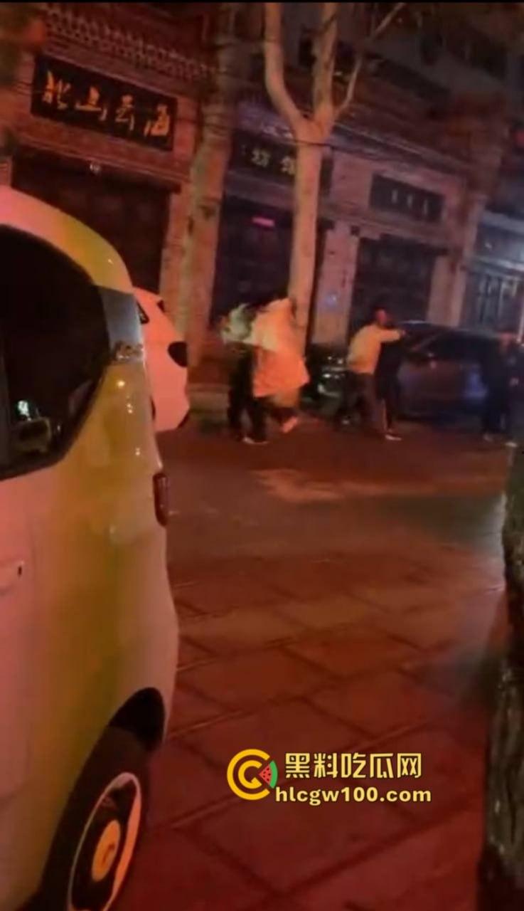 开年大戏！山东泰安原配街头手撕插足小三  渣男为护淫妇将原配按在地上猛扇耳光 现场视频炸裂爆光-6