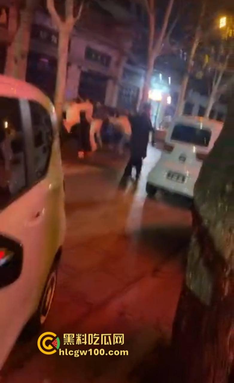 开年大戏！山东泰安原配街头手撕插足小三  渣男为护淫妇将原配按在地上猛扇耳光 现场视频炸裂爆光-7