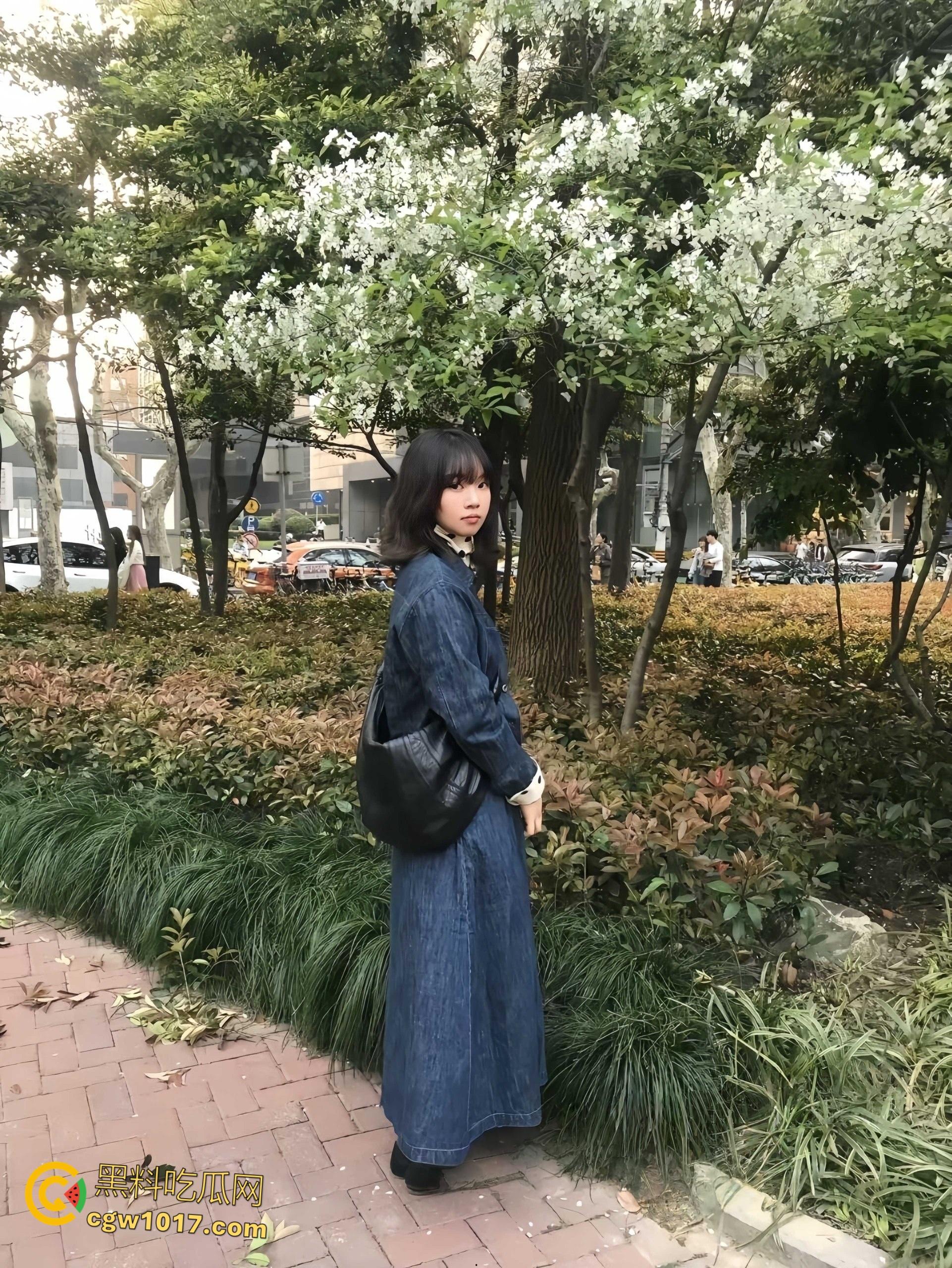 上海富二代调教中日混血妹子，平日乖乖女说着不要，主动开房毒龙口交，3P淫乱双洞齐开，骑脸口爆颜射一脸！-4