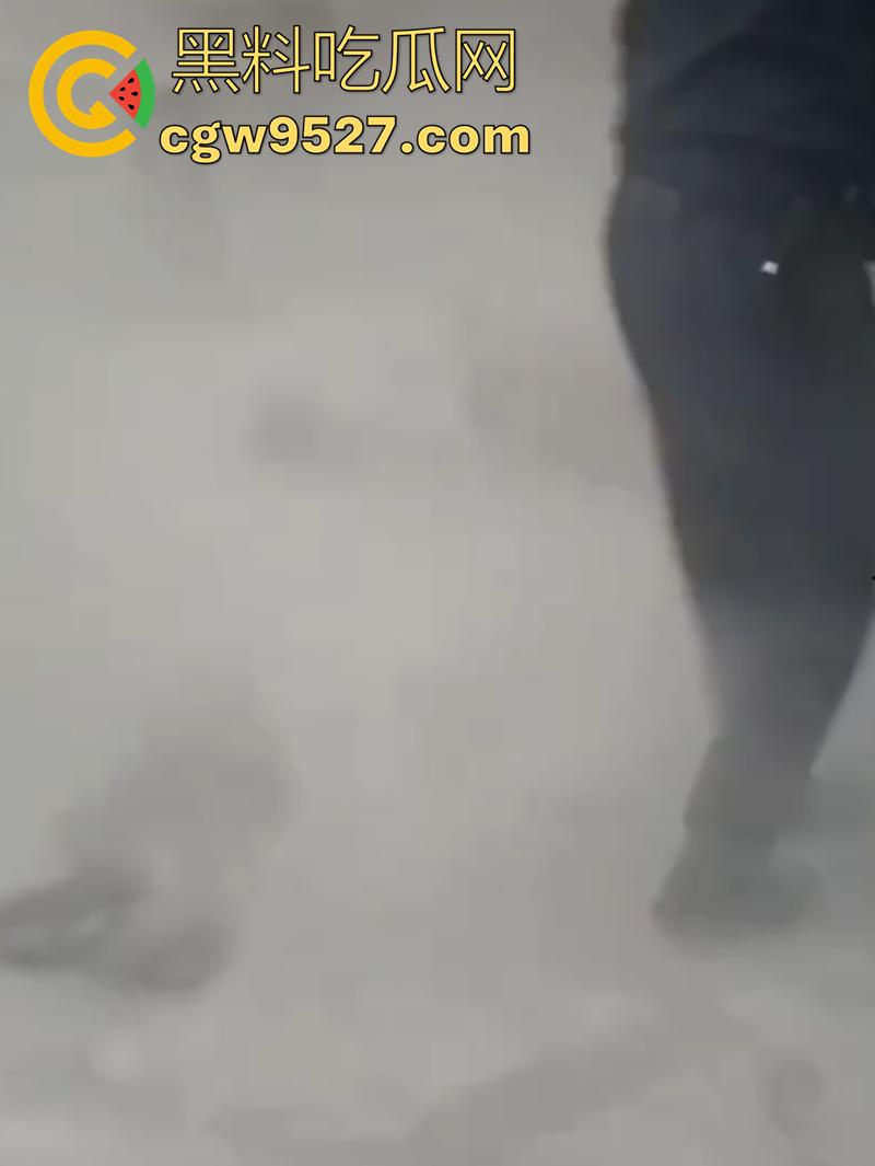 哈萨克斯坦男子，在阿拉木图机场自焚，火势很快被扑灭，受害者被送往市立医院接受治疗！-7