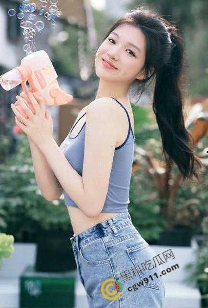 海角大神与19岁女儿的激情夜：白袜网袜双重迎合，电动棒震天地动，父女激情爆发，极致快感！-1