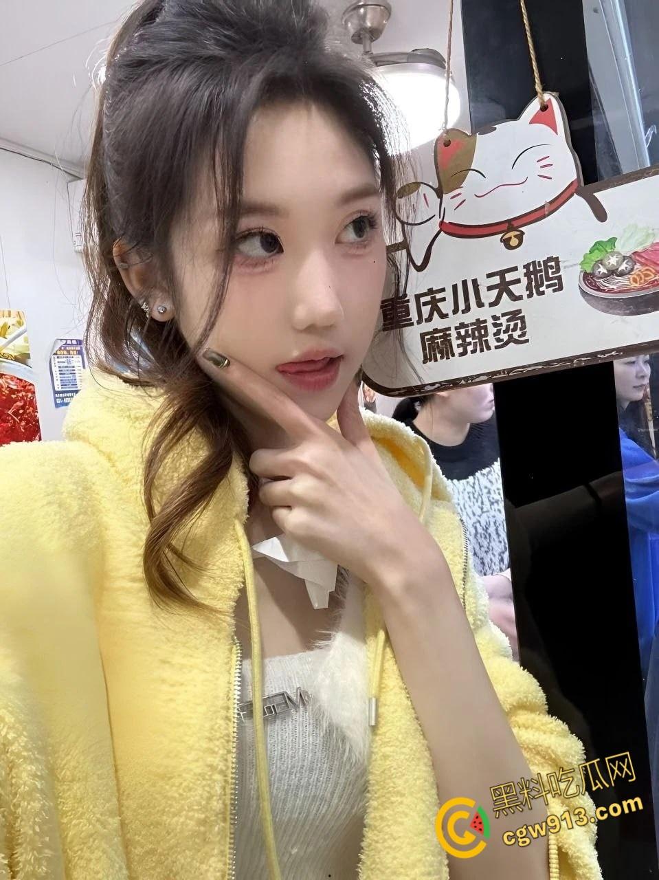 重庆大学高颜值学妹【徐紫茵】，平时看着生人勿进的样子，私下和男友自拍做爱，口爆吞精还害羞挡脸！-2