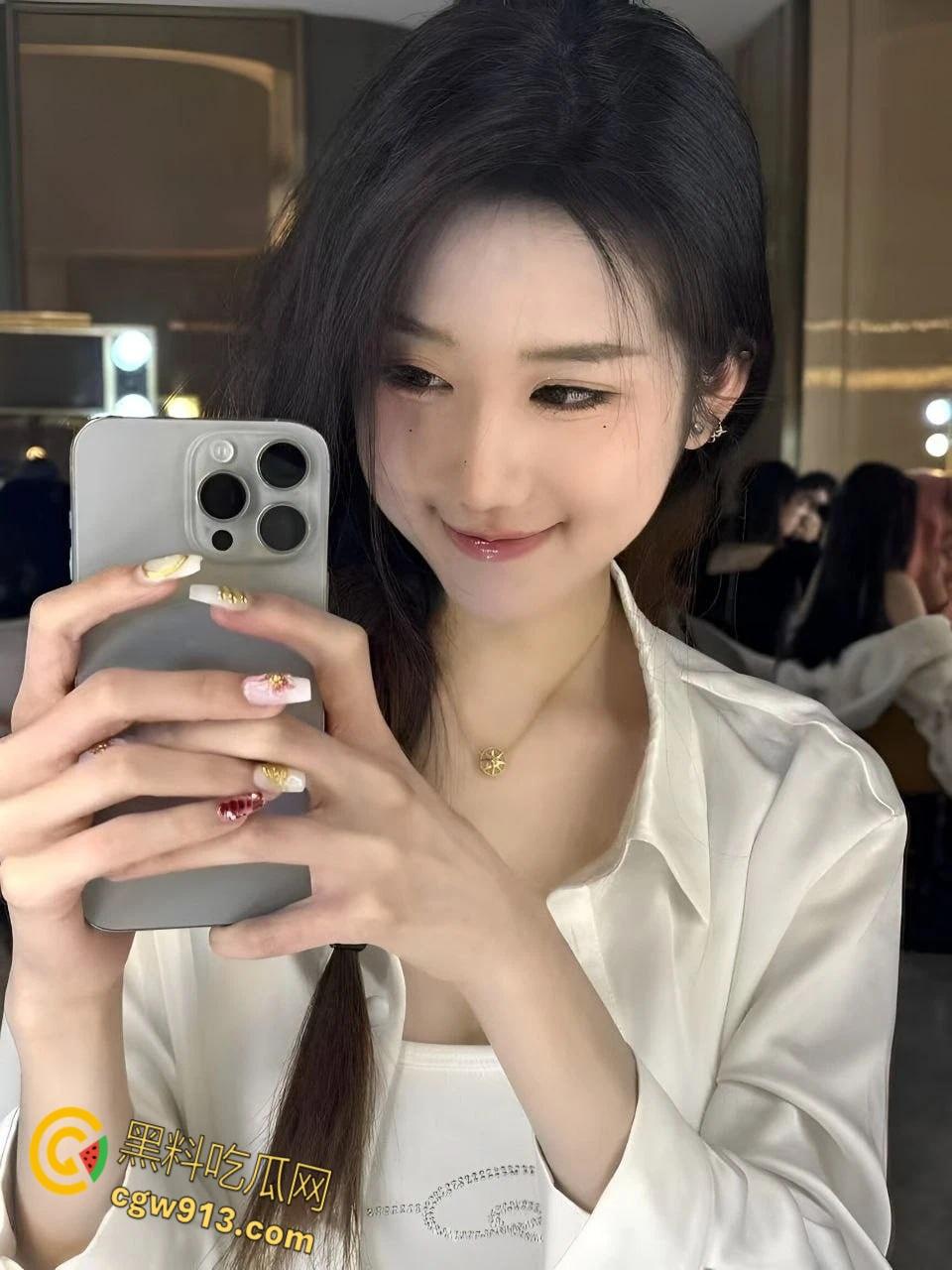 重庆大学高颜值学妹【徐紫茵】，平时看着生人勿进的样子，私下和男友自拍做爱，口爆吞精还害羞挡脸！-3