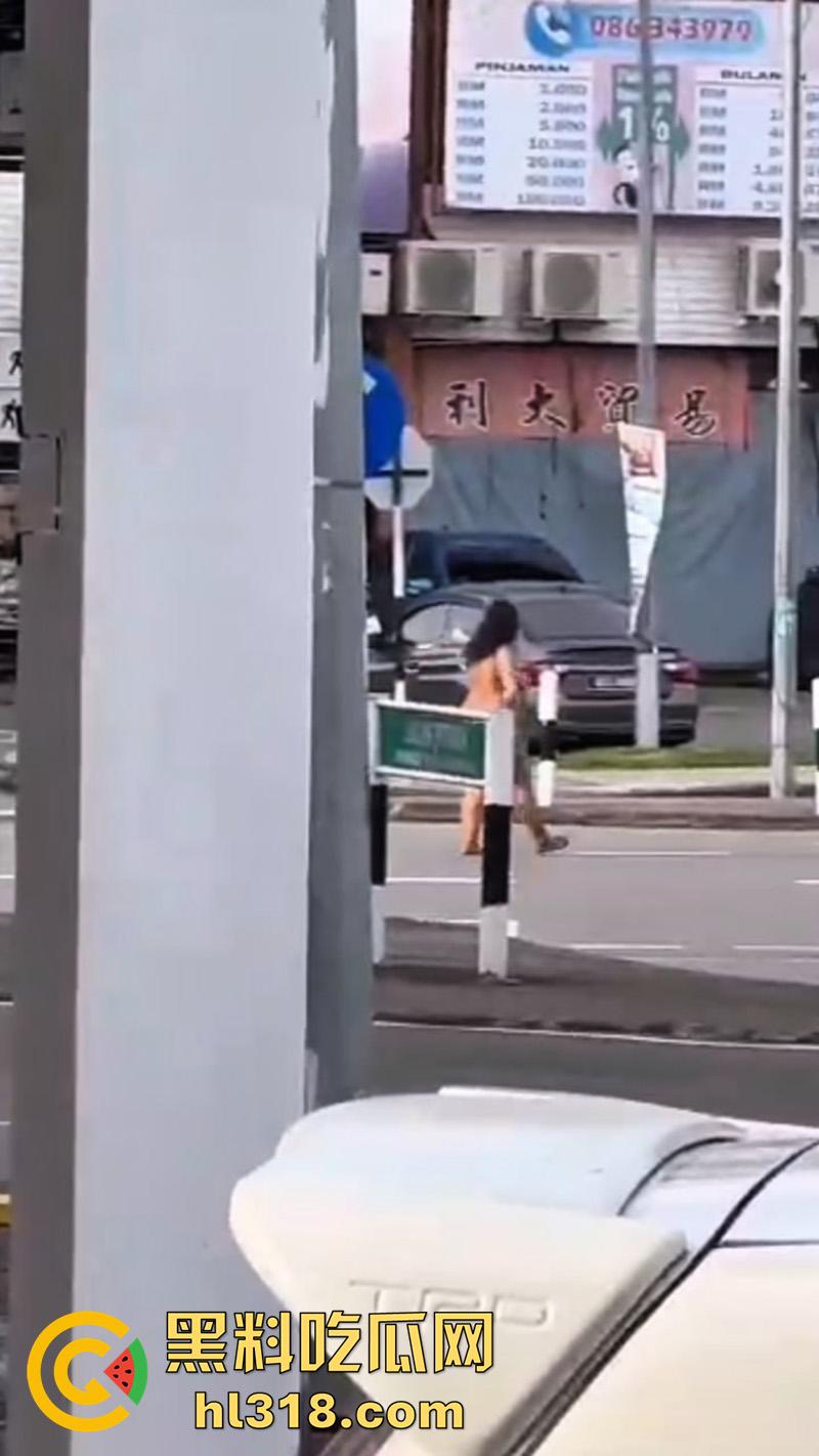 马来西亚肥臀裸女,因离婚发疯全裸上街,见人就骂见车就打,哪怕是警车也不放过,这大屁股有喜欢的么?-1