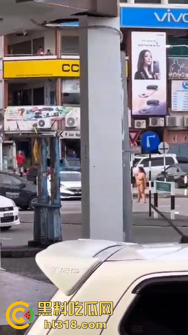 马来西亚肥臀裸女,因离婚发疯全裸上街,见人就骂见车就打,哪怕是警车也不放过,这大屁股有喜欢的么?-2
