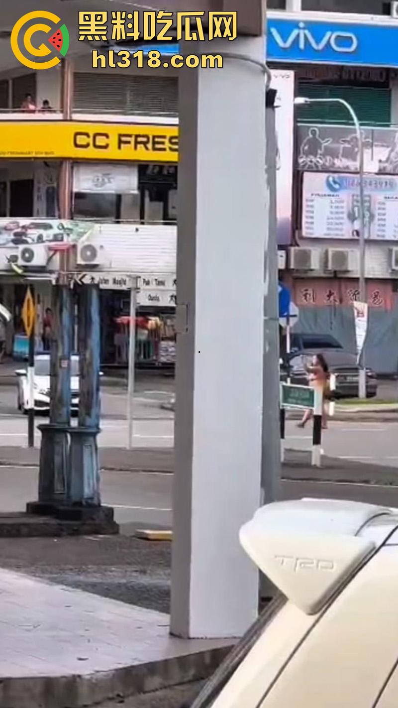 马来西亚肥臀裸女,因离婚发疯全裸上街,见人就骂见车就打,哪怕是警车也不放过,这大屁股有喜欢的么?-3