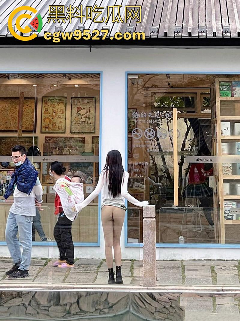 顶级长腿翘臀母狗【露娜000】，超爱露出的极品人妻少妇，美腿白嫩翘臀饱满，这身材真是无敌了啊！-13