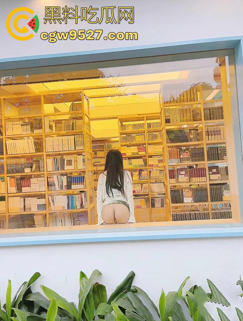 顶级长腿翘臀母狗【露娜000】，超爱露出的极品人妻少妇，美腿白嫩翘臀饱满，这身材真是无敌了啊！-14