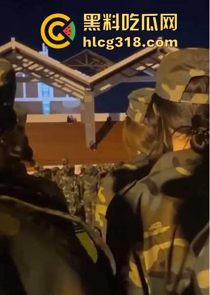 成都艺术学院大三情侣操场做爱，当着大一新生军训的面前大胆骑乘，新生感慨这是大学自由的气息-2