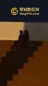 成都艺术学院大三情侣操场做爱，当着大一新生军训的面前大胆骑乘，新生感慨这是大学自由的气息-5