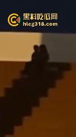 成都艺术学院大三情侣操场做爱，当着大一新生军训的面前大胆骑乘，新生感慨这是大学自由的气息-6