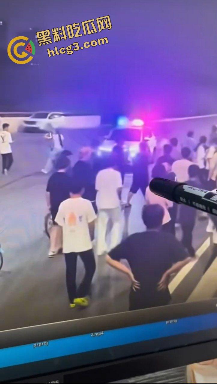 擒拿事件！便衣民警混入人群 捉拿 改装电动车精神小伙！直接无处遁形！-3