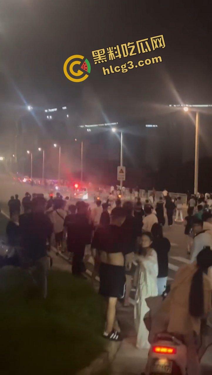 擒拿事件！便衣民警混入人群 捉拿 改装电动车精神小伙！直接无处遁形！-4