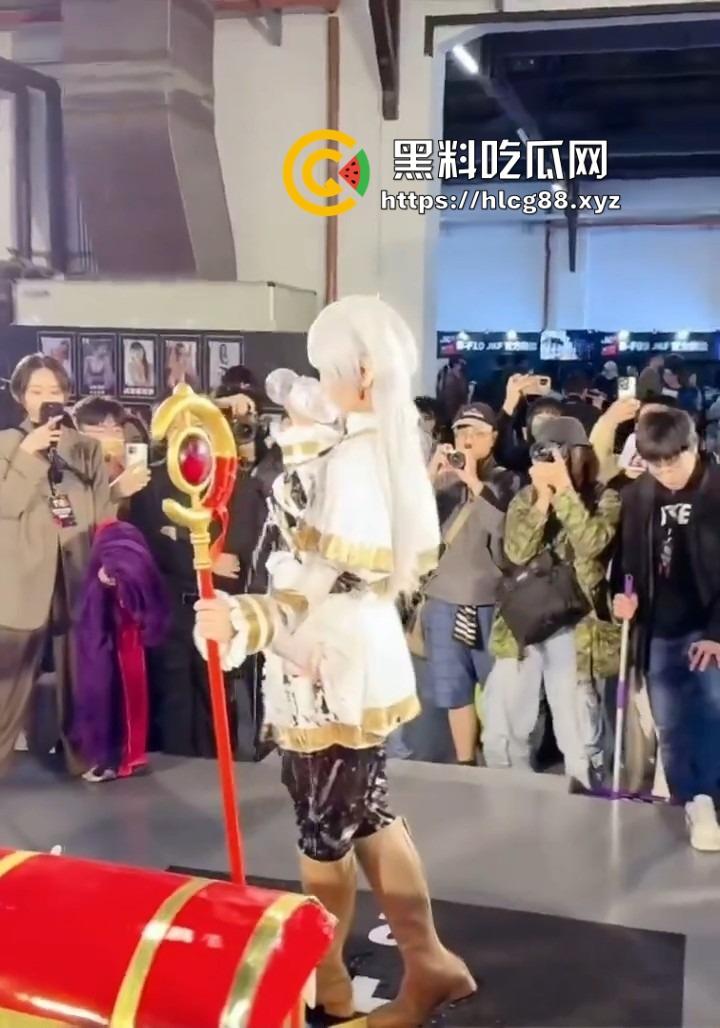 饥渴宅男的天堂!台湾漫展变性爱盛宴,近乎全裸福利姬勾得人硬邦邦,湾湾不要太爽了!-8