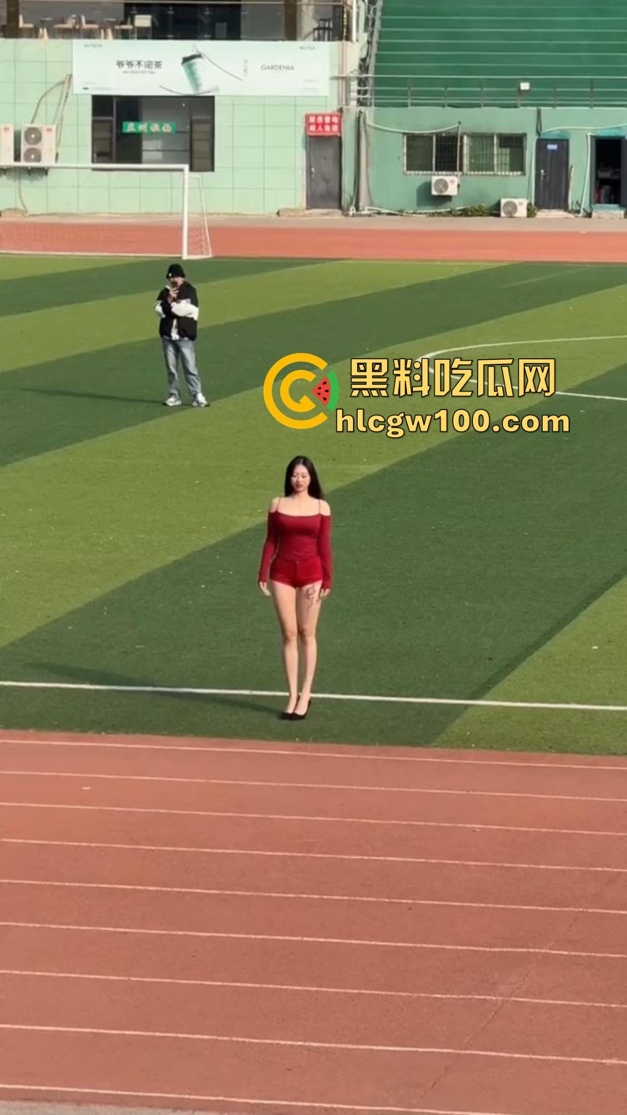 广州财经大学女大学生骚的在操场拍擦边视频,旁边男大看的枪都快走火,结果加微信被当场打脸,局面尴尬变名画!-1