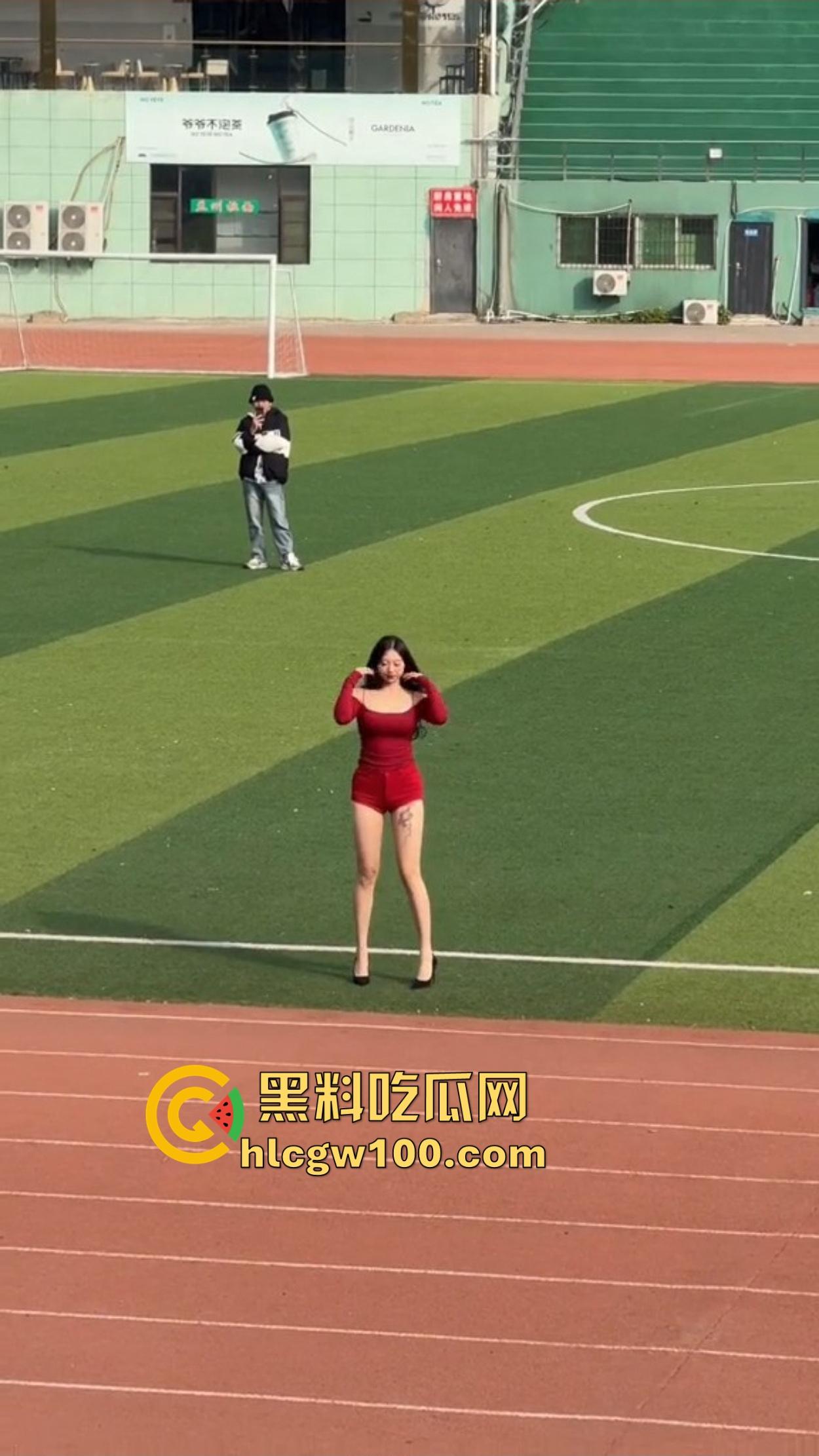 广州财经大学女大学生骚的在操场拍擦边视频,旁边男大看的枪都快走火,结果加微信被当场打脸,局面尴尬变名画!-6