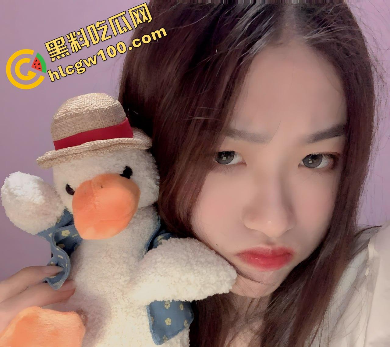 “三不娶”之宁夏中宁阳光幼儿园幼师【杜婧婧】，被网友调教在宿舍展示美腿骚穴福利视频流出-5