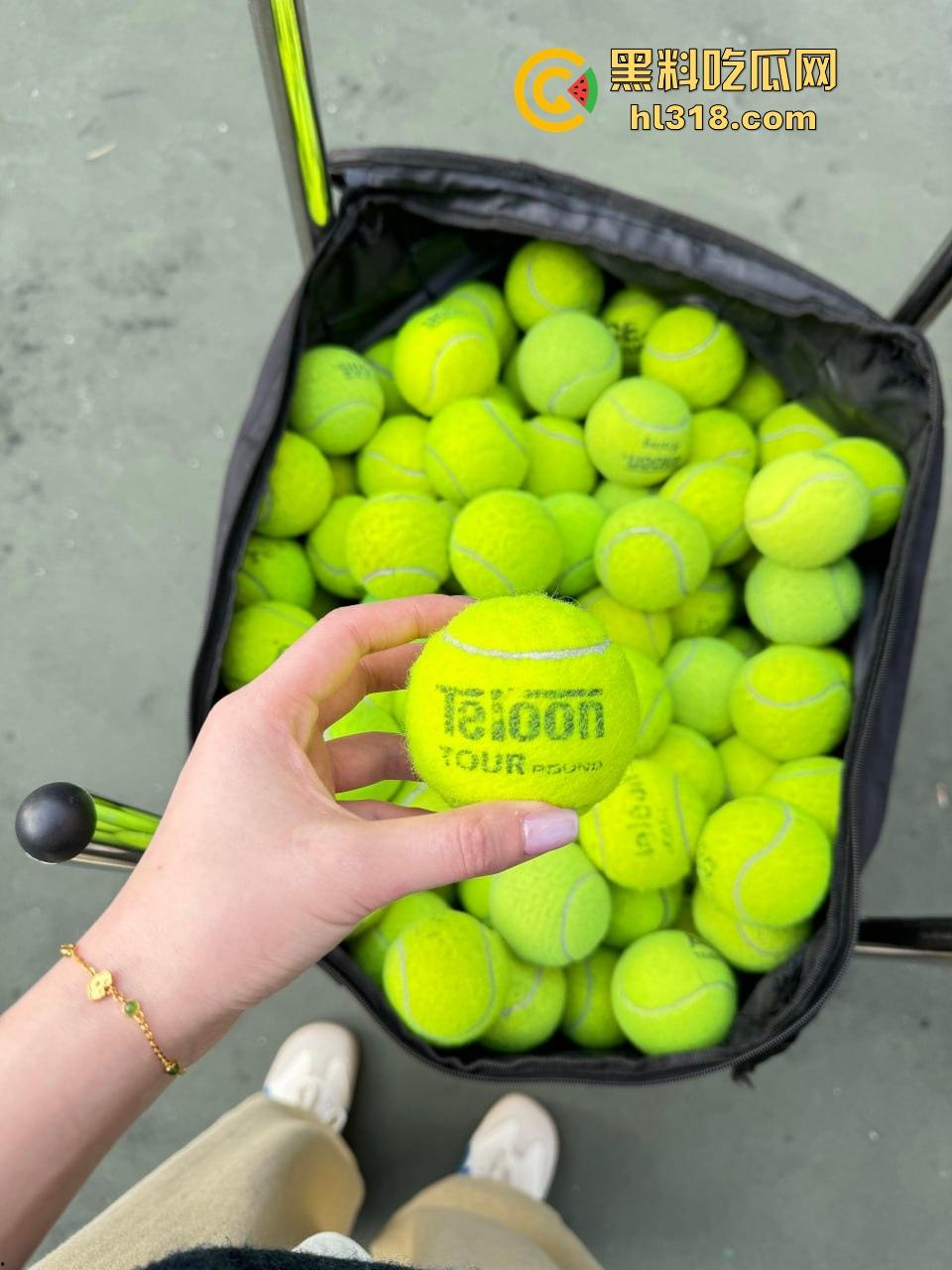 富哥分享他的网球搭子！高颜值极品身材，肥而不腻关键口交技术一级棒，不愧是富哥吃的就是好！-4